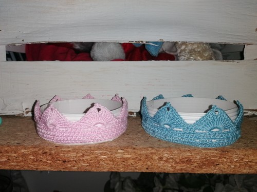 Häkelkrone blau und - , rosa