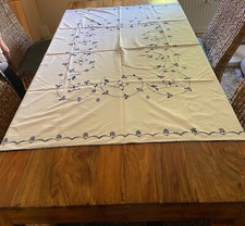 Omas bestickte Tischdecke