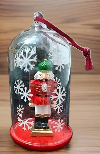 Glasglocke mit nussknacker - mit,