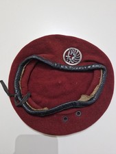 Weinrotes Para-Barett –