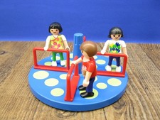 3 Kinder mit Karussell Figur