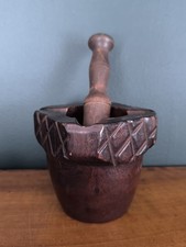 Alter Stößel und Mörser aus geschnitztem Holz Küche