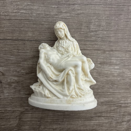 Pieta skulptur signiert a - la,