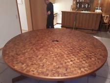 Konferenztisch rund, Durchmesser 2,35 m, Holz, Parkett-Technik