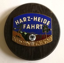 Plakette auf Holzplatte