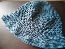 Häkelhut mit Krempe in navy