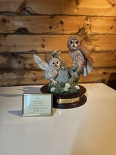 Country Artists Eule Figur auf Sockel "Herold des Frühlings" 01058