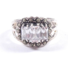 Damen Ring mit drei Steinen