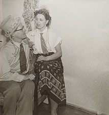 Bamberg 1954 Paar sitzt