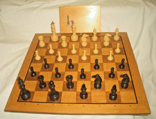 Schach Schachfiguren Figuren hell + braun Holz + Kästchen + Schachbrett – Sammle