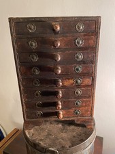 Hindu Asiatisch 8 Schubladen