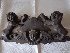 Holzornament Engel und Löwe