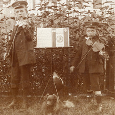 10/1004 AK MUSIK  MIT KAISER WILHELM u. HUND COOLE TYPEN aus ANSICHTSKARTENALBUM