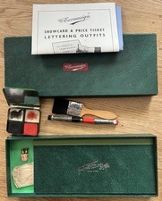 Econasign 50er Jahre Schriftzug Set mit Schablone, Tusche und Pinsel Originalkarton
