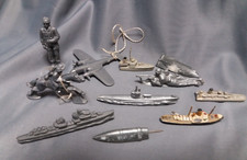 11 Abzeichen Figuren wohl Winterhilfswerk WHW Soldaten Schiffe Waffen Flugzeug