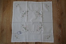 Weiße bestickte Tischdeck /