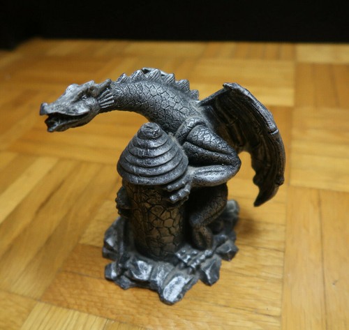 Alter drache mit turm aus - alter,