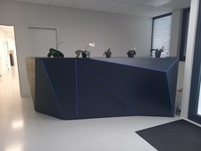 Empfangstheke Design anthrazit, mit 2 Bildschirmarbeitsplätzen, LED, 3,50m lang
