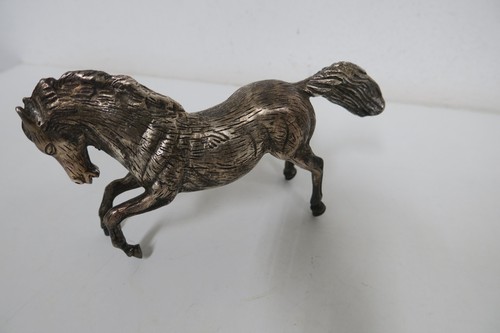 Kleine skulptur aus metall - kleine,