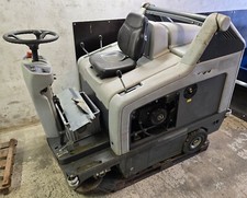 Aufsitzkehrmaschine Kehrmaschine Nilfisk Benzin 15 PS