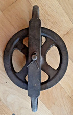 alte Umlenkrolle einer Turmuhr