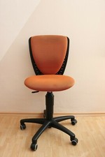 Drehstuhl Kinder Jako-o Orange mit Hart und Teppichbodenrollen gebraucht