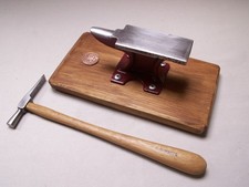 kleiner Metallamboss und