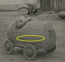 Bub Junge mit Spiezeug Auto