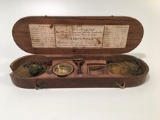 Antike Münzwaage / Bank von