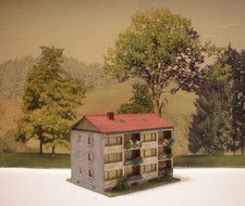 Für H0 Diorama HO 1:87 Etagenwohn Haus ca. 60er Jahre patiniert beleuchtbar