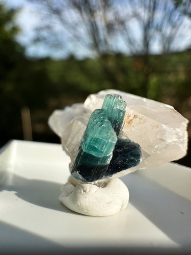 Blauer indigolith turmalin auf - blauer,