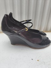 Louis Vuitton Peeptoes Pumps Schuhe mit Keilabsatz Lackleder Monogram