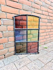 altes Gusseisen Fenster mit buntem Bleiglas