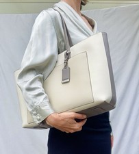 Shopper von Calvin Klein in probegetragenem Zustand 