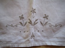 wunderschöne  TISCHDECKE  LANDHAUSSTIL  LOCHSTICKEREI  BAUMWOLLE Antik