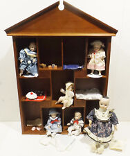 Delkorativ.Holz Wandregal Puppen Setzkasten mit 5 Puppen u.Zubehör + Gilde Puppe