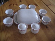 Freiberger Porzellan. U.a. Butterdose, 6 Eierbecher. Weiß mit roten Herzen.