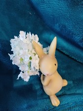 Osterhase Figur mit Kunstblume ca. 10 cm hoch