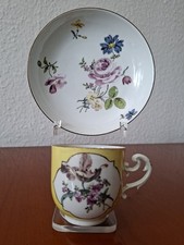 Meissen - Feine Bechertasse + UT mit Gelbfond und Blumenmalerei um 1740-45 