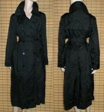 SCHWARZER REGENMANTEL -