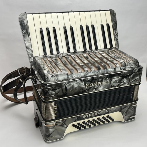 Hohner student - v, bass)