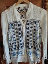 Helle Bluse mit blauen Muster