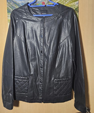 schwarze Kunstlederjacke in