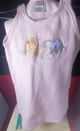 Niedliches rosa kleid mit pooh - niedliches,