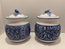 Zwei Porzellantöpfe mit Deckel, im Stil Delfter Porzellan