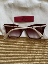 VALENTINO Sonnenbrille, Kirschrot mit Rockstud-Gold