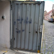 Garagentor Zweifüglich Ohne Rahmen Farbe Grau Höhe 2,10 Meter Breite 2,50 Meter