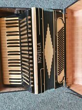 Akkordeon mit alten Koffer von Novella 