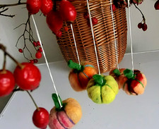 Waldorf  5 Kürbisse  aus Filz Handarbeit  Unikate Filz  Dekoration zum Aufhängen