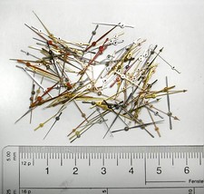 über 100 lange Sekundenzeiger in verschiedenen Größen und Farben